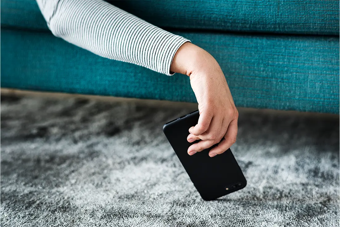 Telefon spadł na ziemię. Jak sprawdzić czy nie ma ukrytych uszkodzeń?